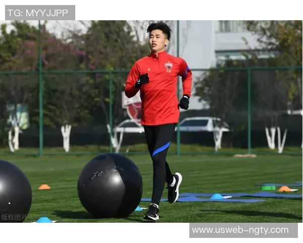 柯源在足球赛场上的精彩表现与未来发展潜力分析