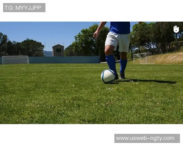 足球切球技巧全面解析助你提升球场表现与技术水平 足球切球技巧全面解析助你提升球场表现与技术水平